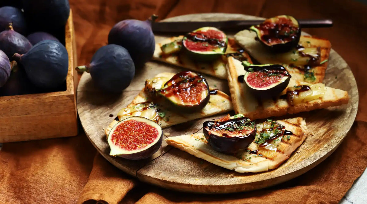 Tartines grillées aux figues fraîches nappées de réduction de vinaigre balsamique