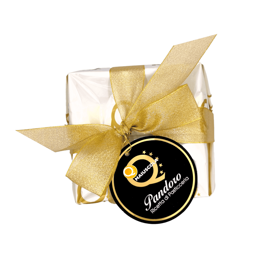 Natuurlijke zuurdesem pandoro Q Maiuscola met de hand verpakt met gouden lint, 1kg, traditionele Kersttoetje met vanillesmaak.